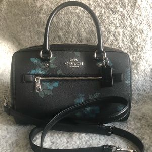 Selling due to it being the wrong floral pattern!